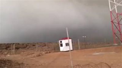 بالفيديو.. العناية الإلهية تنقذ رجلا من صاعقة رعدية