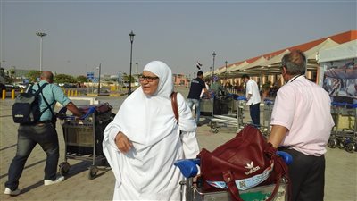 أولى طلائع الحجاج تتوافد على مطار القاهرة (صور)