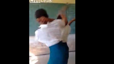 طالبة تفقد وعيها في شجار عنيف مع زميلتها (فيديو)