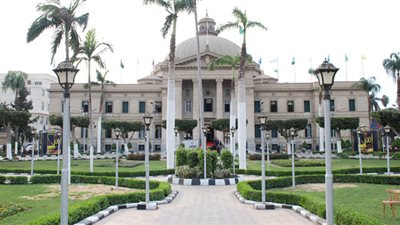 غضب أولياء الأمور لمنعهم من دخول معامل تسجيل الرغبات بجامعة القاهرة