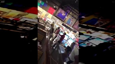 مشاجرة عنيفة بين عامل داخل مطعم وزبائن (فيديو)