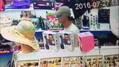 بالفيديو.. لحظة سرقة هاتف محمول من محل في لبنان