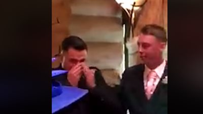 رد فعل صادم لعريس يرى عروسه بالفستان الأبيض (فيديو)