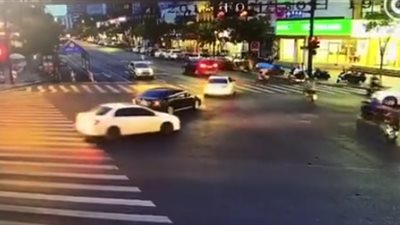 لحظة قتل 4 أشخاص في حادث تصادم مروع (فيديو)