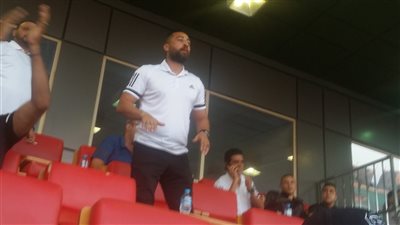 محمد عبد الله يتابع مباراة الإنتاج والحرس بالدوري من المدرجات