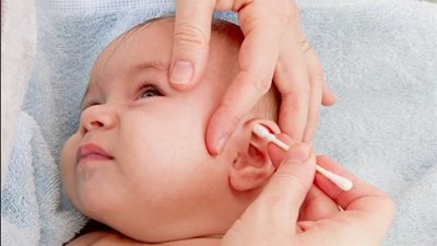 4 مخاطر لتنظيف أذن طفلك بأعواد القطن.. احذريها