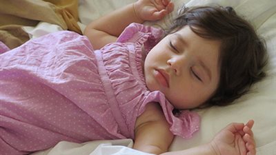 تنظيم مواعيد نوم طفلك مفيد لصحتك