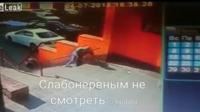 لحظة سقوط امرأة من الطابق الـ11 على شاب (فيديو)