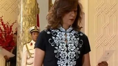 وزيرة الهجرة ترتدي «فستان قديم» أثناء أدائها اليمين