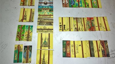 بالصور.. طالب هندسة يحول تذاكر المترو إلى لوحات فنية