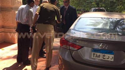 بالصور.. وصول عصام فايد لوزارة الزراعه يقود سيارته بنفسه