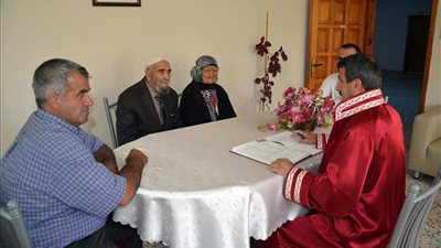 بالصورة.. الزواج يتوج قصة حب عمرها 77 عاما