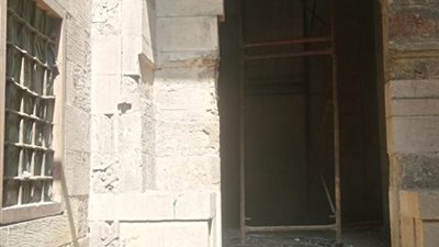 جامع عيسى الكردي الأثري يعاني من الإهمال بعد توقف أعمال ترميمه (صور)