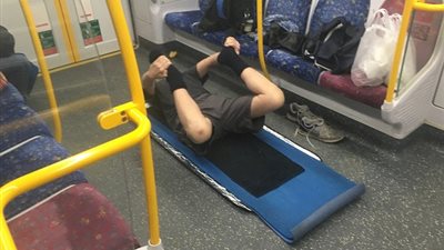 بالفيديو والصور.. رجل يمارس رياضة اليوجا في القطار