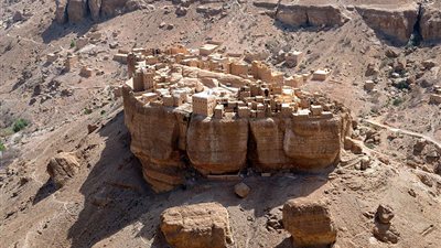 بالصور.. قرية يمنية تشبه مملكة الخواتم الأسطورية