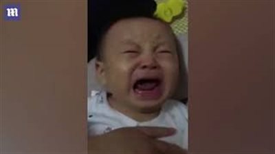 بالفيديو والصور.. رد فعل طفل سمع عطسة والده فجأة