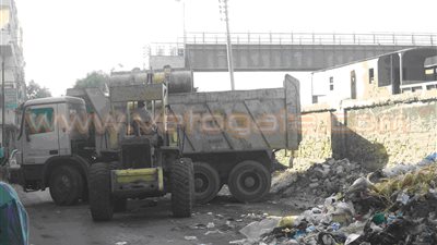 بالصور.. حملة نظافة لرفع القمامة بأحياء المنيا