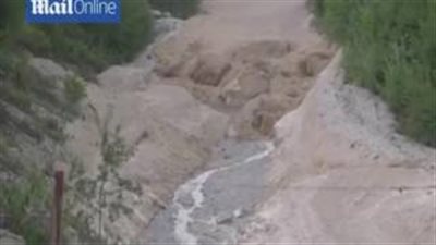 بالفيديو والصور.. سيل من الطين ينحدر وسط جبال الألب الروسية