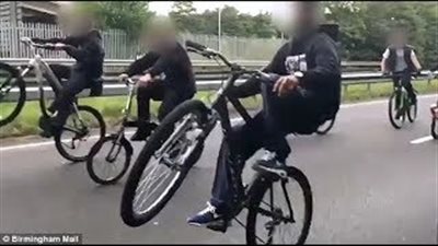 بالفيديو والصور.. مراهقون يخاطرن بحياتهم وسط السيارات المسرعة