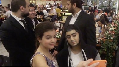 بالفيديو والصور.. فتاة تثير ضجة بمول في دبي بسبب «زين مالك»