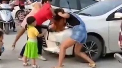 بالفيديو.. شجار عنيف بين سيدتين في أول يوم مدرسة لطفليهما