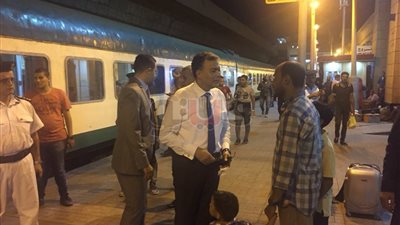 وزير النقل في جولة مفاجئة بمحطة السكك الحديدية بالجيزة ومحطات المترو