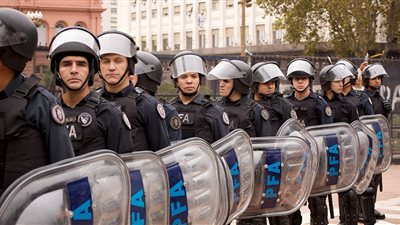 اعتقال مسئولين سابقين بتهم الكسب غير المشروع في الأرجنتين