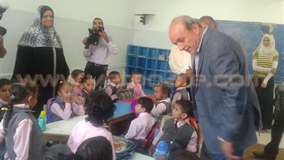 بالصور.. محافظ مطروح في جولة مفاجئة لمتابعة سير العملية التعليمية