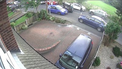 بالفيديو والصور.. سائق ينجو بأعجوبة بعد انقلاب سيارته