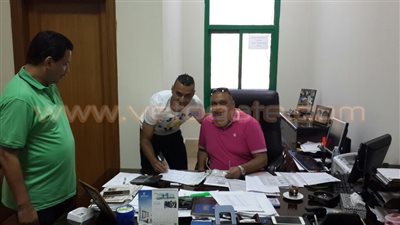 بالصور.. الاتحاد السكندري يسلم «الأدهم» مقدم تعاقده للموسم الجديد