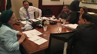 «عماد» يناقش بنود قانون التأمين الصحي الشامل مع قيادات الوزارة