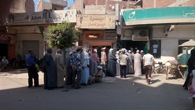 بالفيديو والصور.. زحام على مكاتب البريد لصرف المعاشات في الشرقية