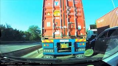 بالفيديو.. لحظة اصطدام باب شاحنة بسيارة على طريق في كوريا