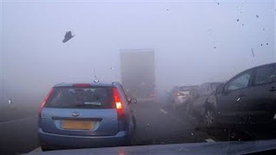 بالفيديو.. ضباب كثيف يتسبب في حادث مروع على الطريق