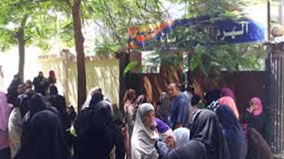 تجمهر أولياء أمور طالبات المدرسة الصناعية بههيا