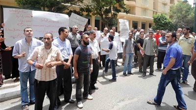 تظاهرة لأولياء أمور طلاب مدرسة محمد عبده أمام 