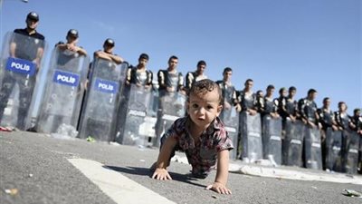 بالصور.. «حريت ديلي» تفضح ادعاءات «أردوغان» بشأن اللاجئين