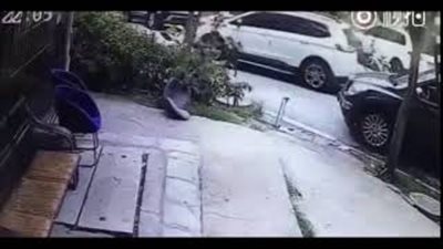 بالفيديو.. سيارة تدهس طفلا أمام منزله