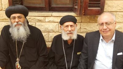 الأنبا كيرلس يقدم العزاء للبابا في وفاة شيخ كهنة أبو تيج