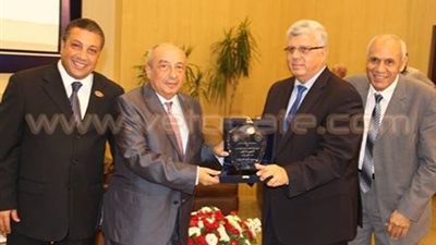 «هندسة عين شمس» تكرم نقيب المهندسين ضمن فعاليات «اليوبيل الفضي»