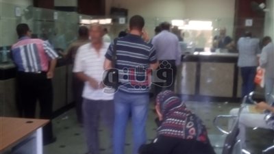 بالصور.. زحام بمكاتب البريد بالإسكندرية للحصول على المعاشات