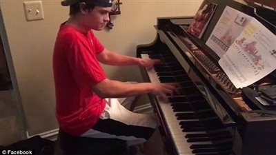 عامل توصيل بيتزا يفاجئ عائلة بعزف مقطوعة لبيتهوفن (فيديو وصور)