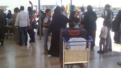 «أحضان وسيلفي وزغاريد» في وداع الحجاج بمطار القاهرة