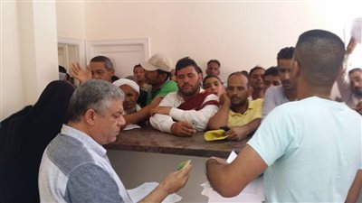 إقبال مواطني مطروح على مكاتب إضافة المواليد الجدد بالتموين (صور)