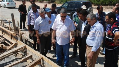 بالصور.. «عتيق» يتفقد مشروع طريق مدينة سوهاج الجديدة