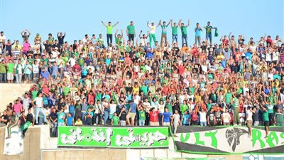 بالصور.. جماهير بورسعيد تستقبل حسام حسن بهتافات «بنزيد مع كل شهيد»