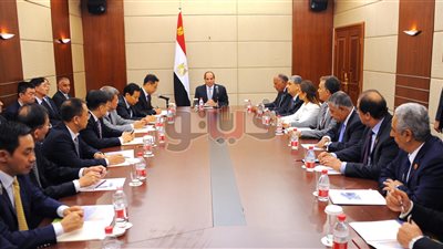 السيسي يلتقي رؤساء كبرى الشركات الصينية.. يبحث زيادة الاستثمارات في مصر.. يستعرض المشروعات القومية.. يشيد بنشاط رجال الأعمال الصينيين بالقاهرة.. ويؤكد: حريصون على التعاقد مع أفضل العروض