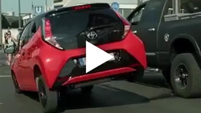 بالفيديو.. فكرة مبتكرة لإعلان « تويوتا ايجو 2015»