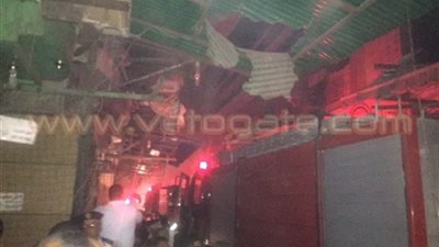 حريق هائل يلتهم 8 محال ومنزلًا بـ«حارة اليهود».. الدفع بـ20 سيارة إطفاء.. إجلاء المواطنين بعد امتداد النيران.. إصابة شخصين و3 من رجال الحماية المدنية باختناقات.. ومدير الأمن يتفقد موقع الحاد