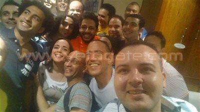 بالصور.. حماقي في زيارة خاصة لفريق عمل «مسرح مصر»